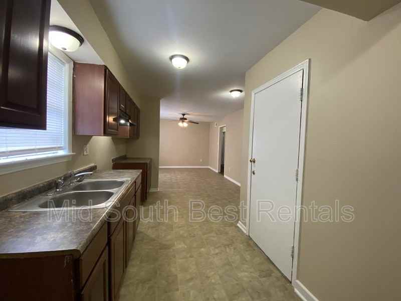 3988 Oakshire Cove - Photo 5 of 15