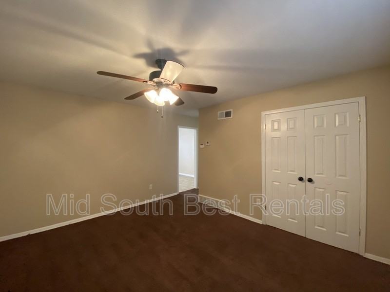 3988 Oakshire Cove - Photo 6 of 15