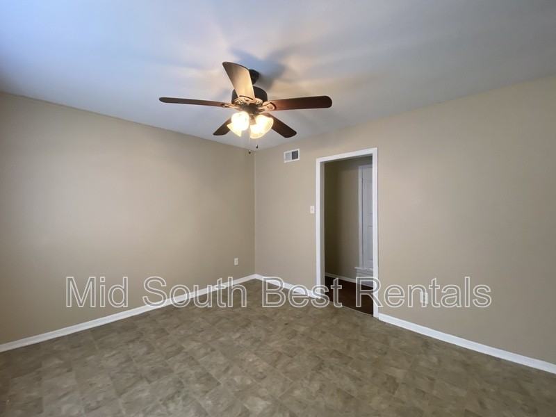 3988 Oakshire Cove - Photo 7 of 15