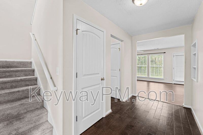 1468 Collins Dr - Photo 5 of 29