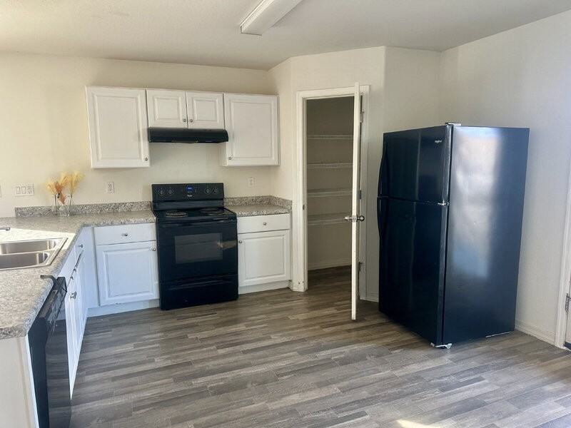 226 W Watson Ct - Photo 4 of 15