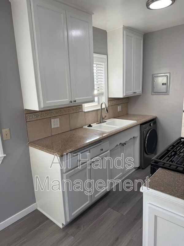 231 Loma Ave #12 - Photo 4 of 10