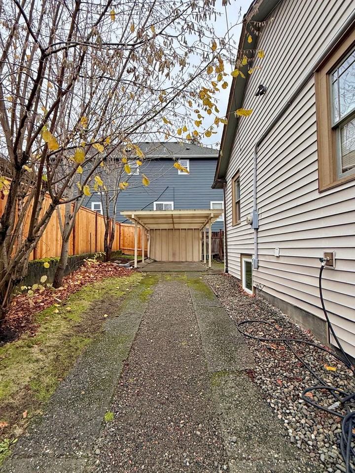 1608 Ne 85th St - Photo 3 of 34