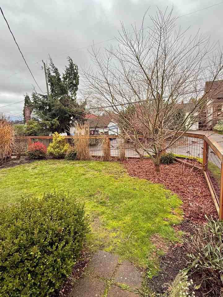 1608 Ne 85th St - Photo 4 of 34