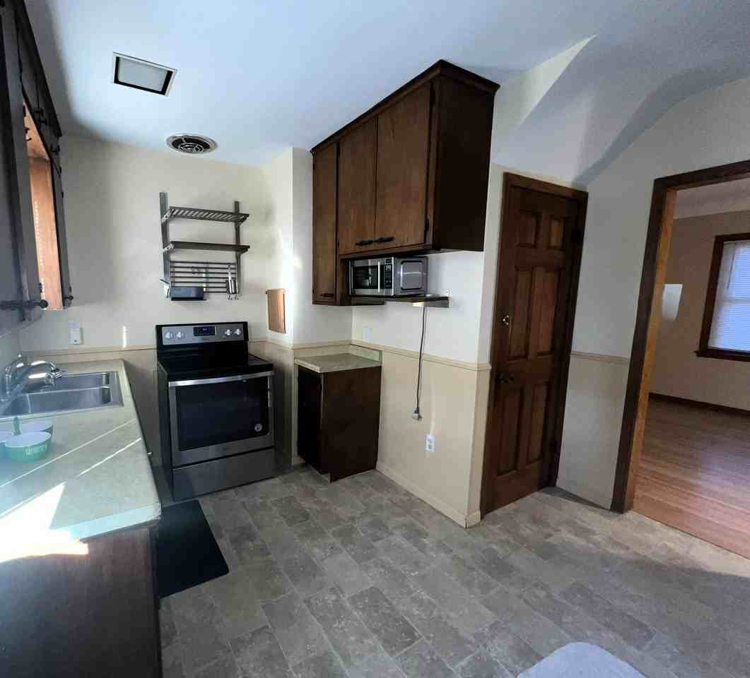 3318 Pierce St Ne - Photo 3 of 13