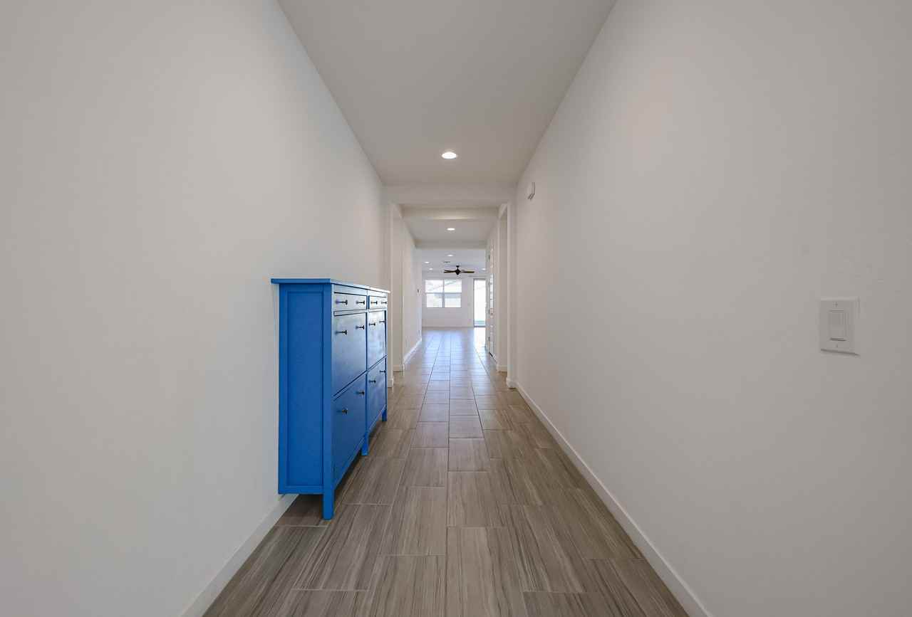 2256 East Ridgewood Lane - Photo 4 of 43