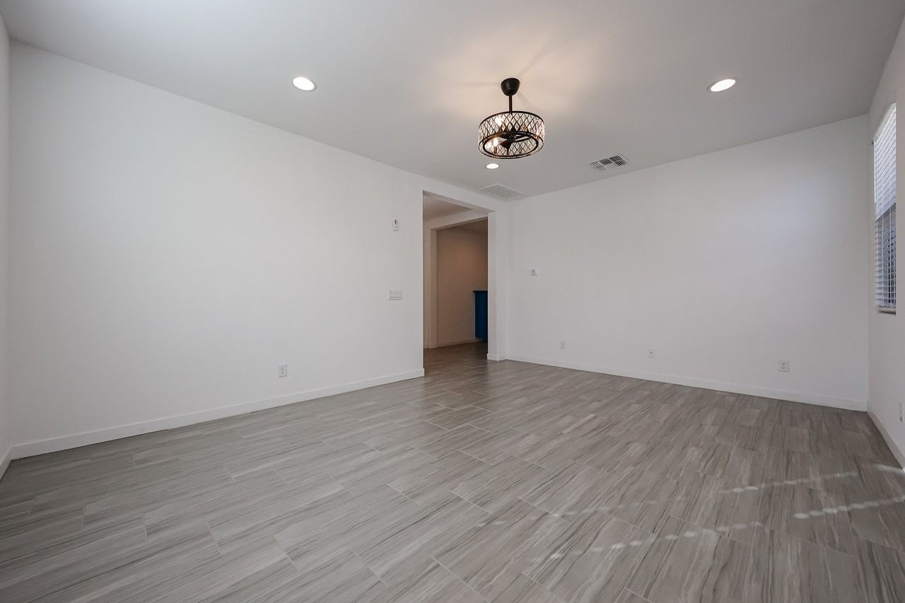 2256 East Ridgewood Lane - Photo 7 of 43