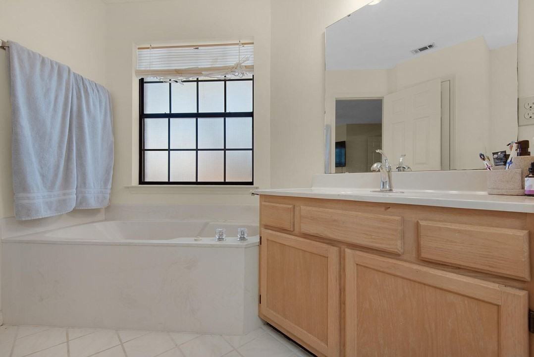 407 Parkwood Pl #NA - Photo 2 of 26