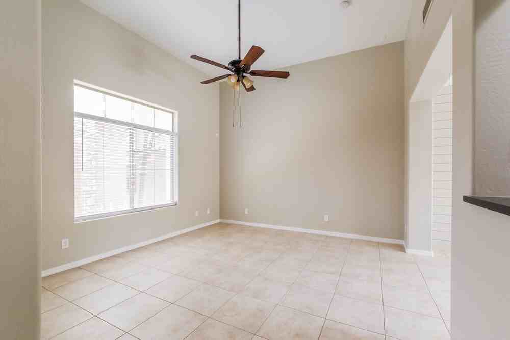 3707 W Thalia Ct - Photo 5 of 17