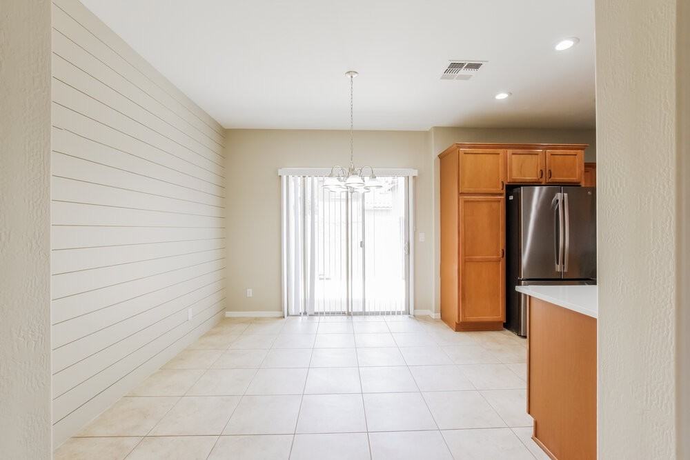 3707 W Thalia Ct - Photo 7 of 17