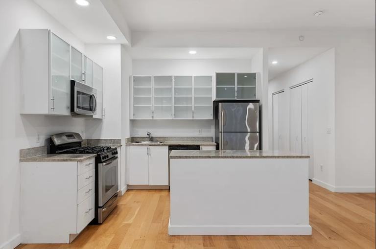 Wall Street #25M - Photo 4 of 7