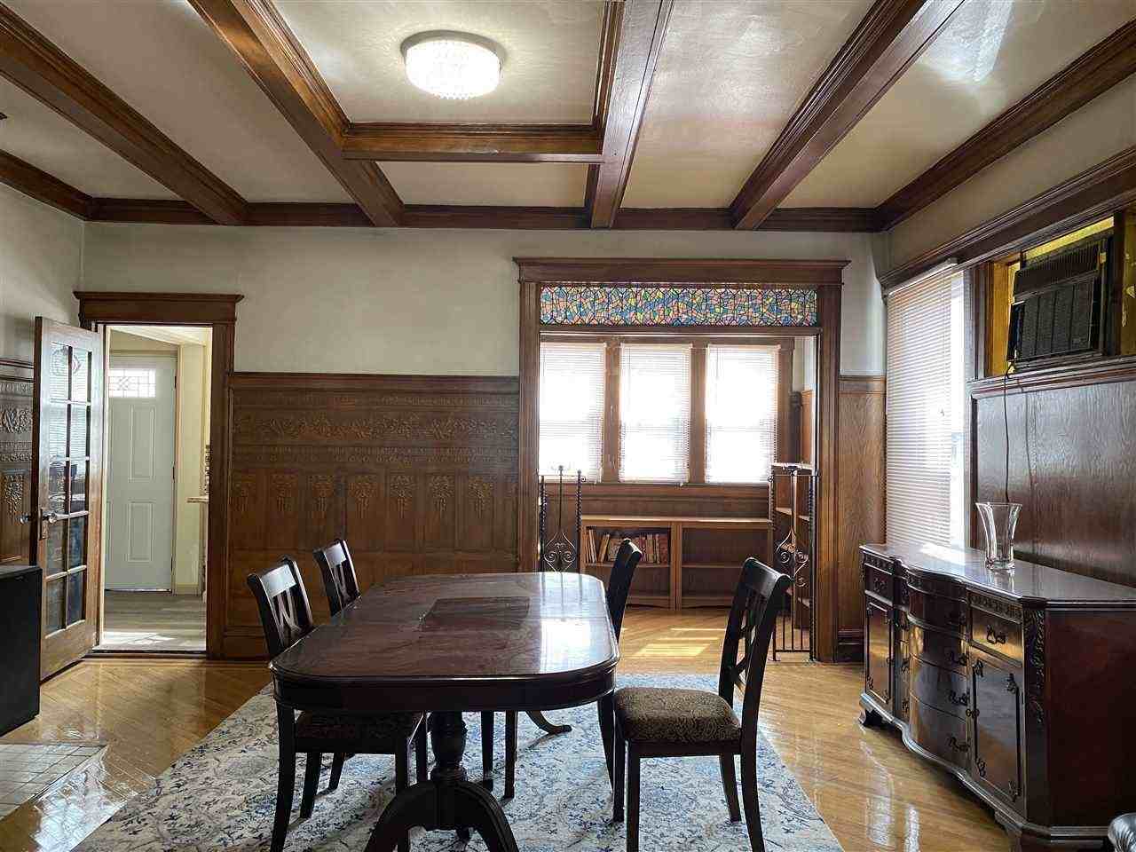 163 Jewett Ave - Photo 4 of 33