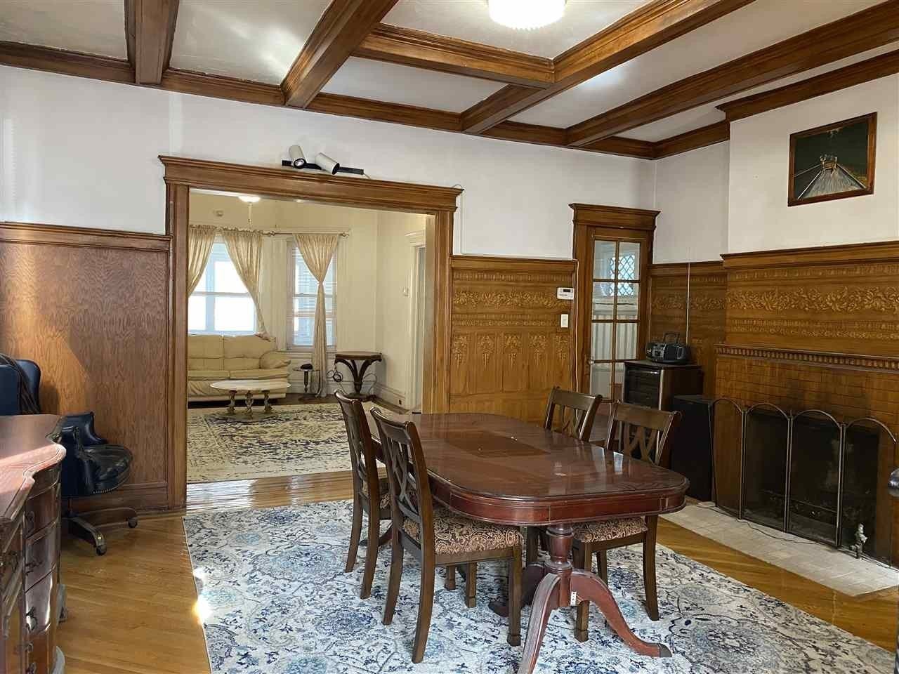 163 Jewett Ave - Photo 6 of 33