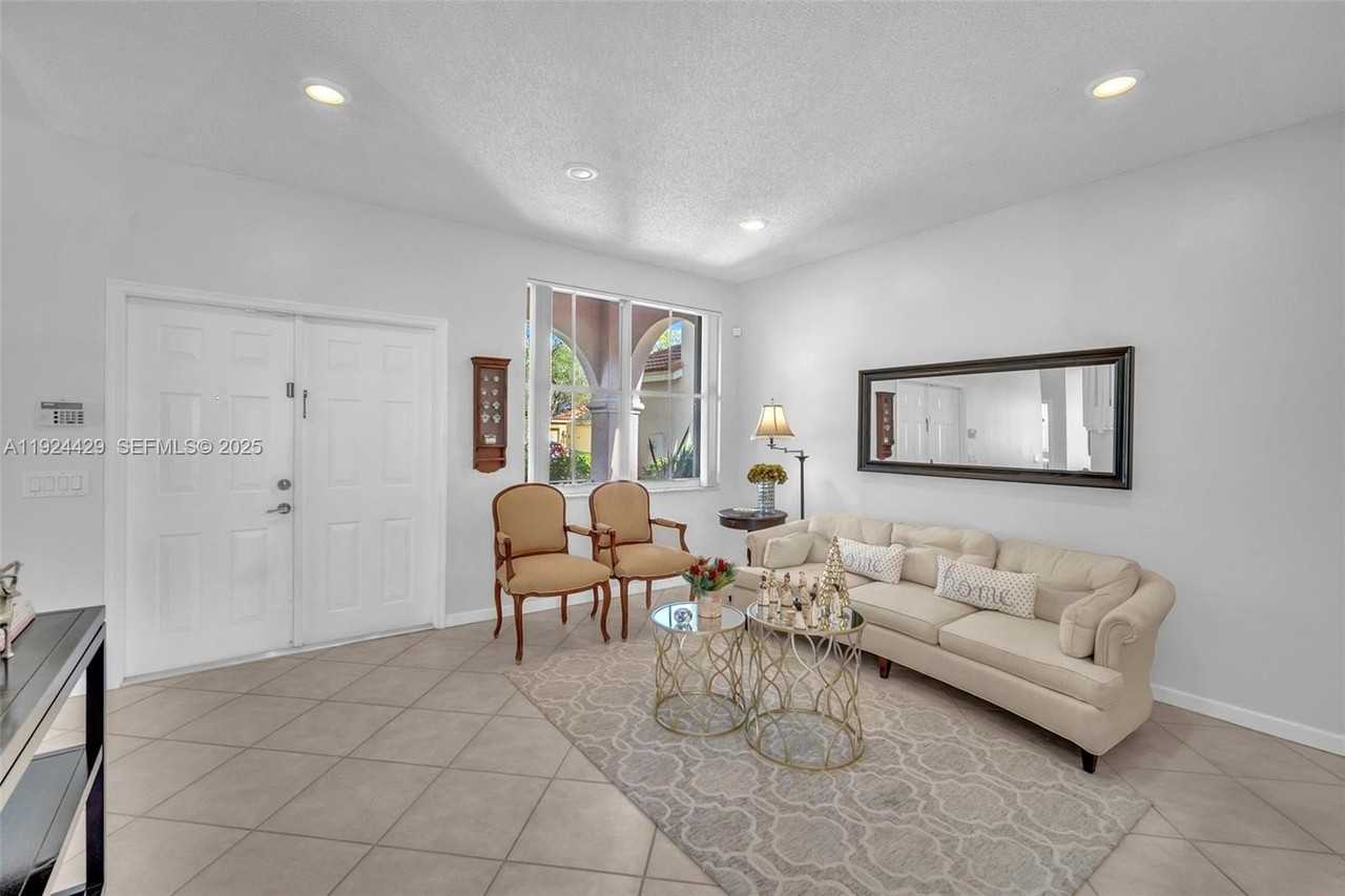 1058 Tupelo Way - Photo 4 of 43