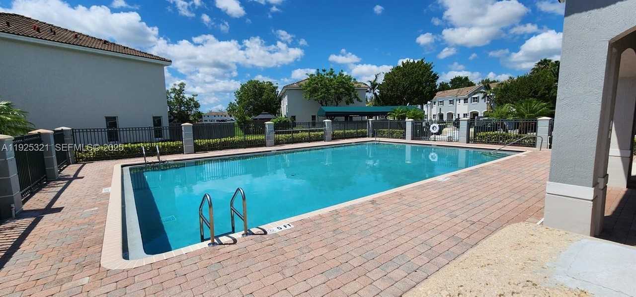 2940 Se 15th Ter #2940 - Photo 5 of 28