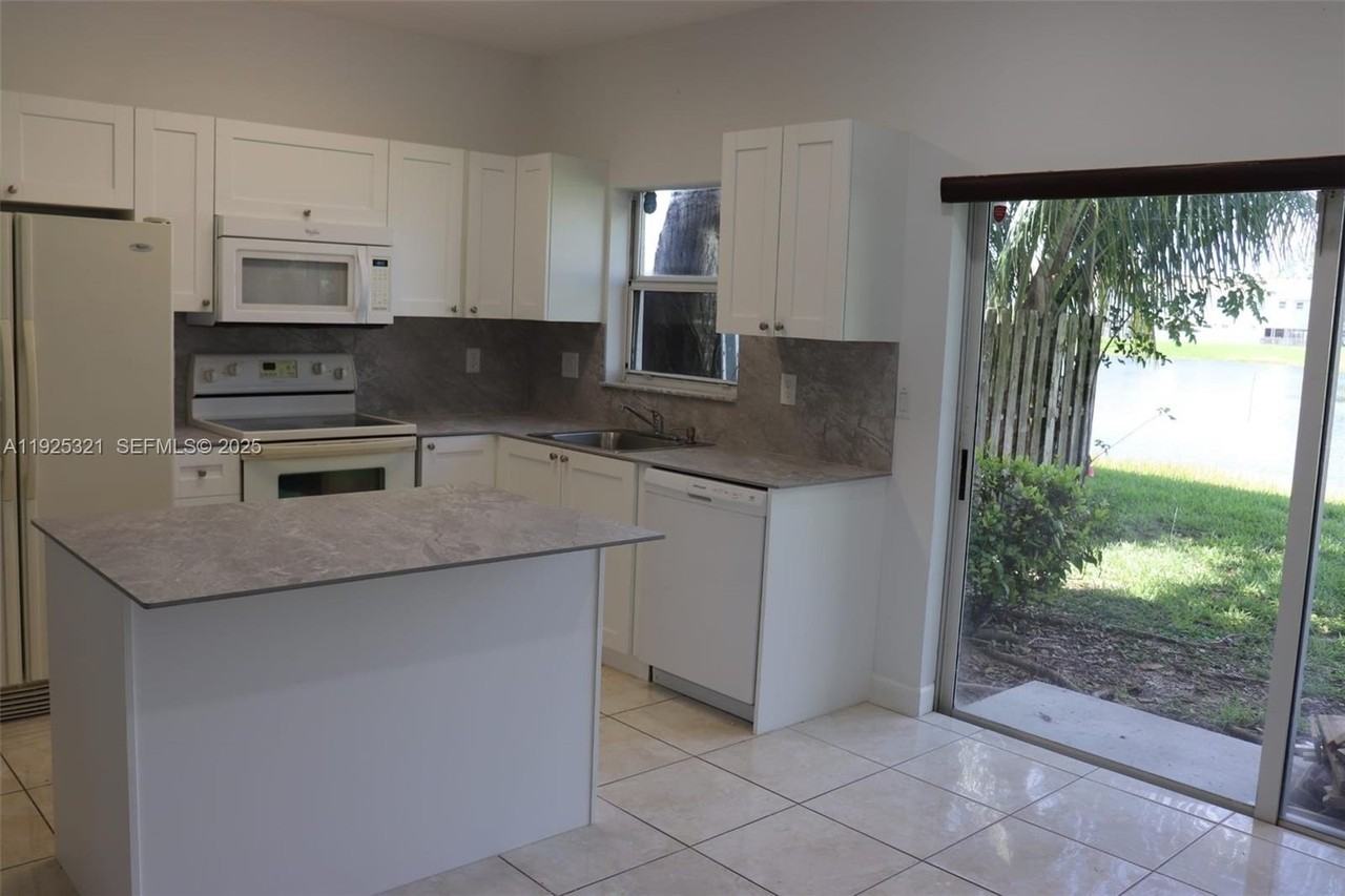 2940 Se 15th Ter #2940 - Photo 6 of 28