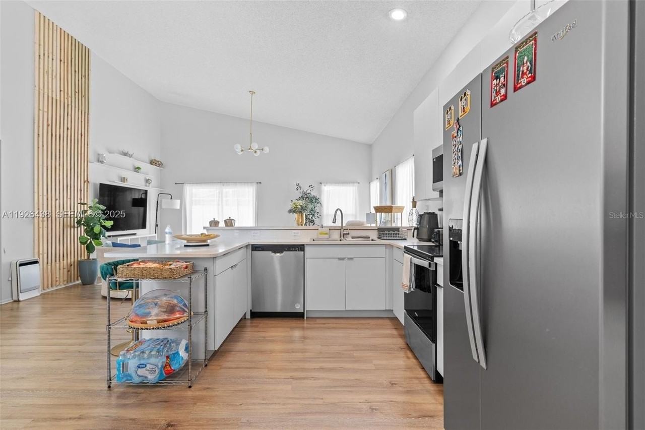 128 Emeraldview Ave - Photo 3 of 32