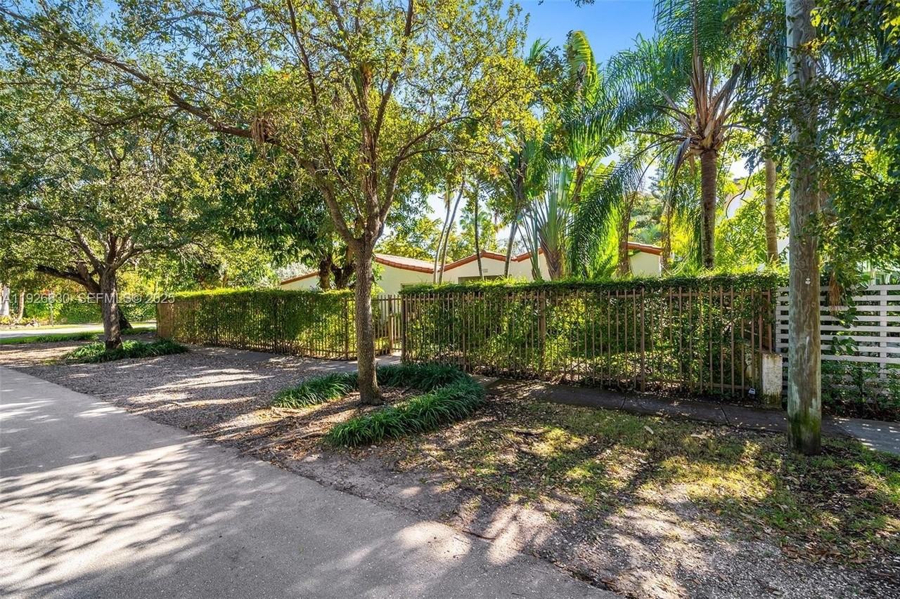 2400 Trapp Ave - Photo 2 of 34