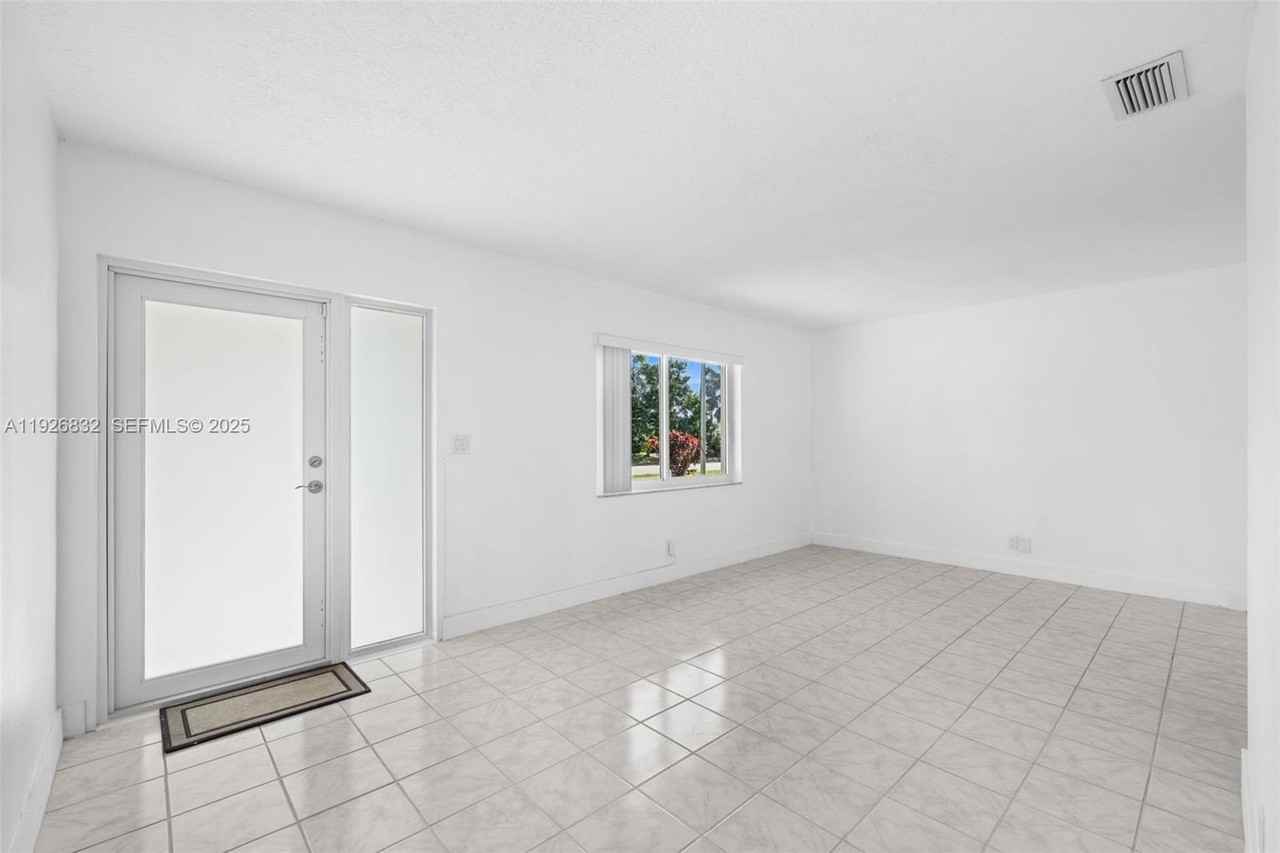 3925 Nw 19th Ave - Photo 3 of 30