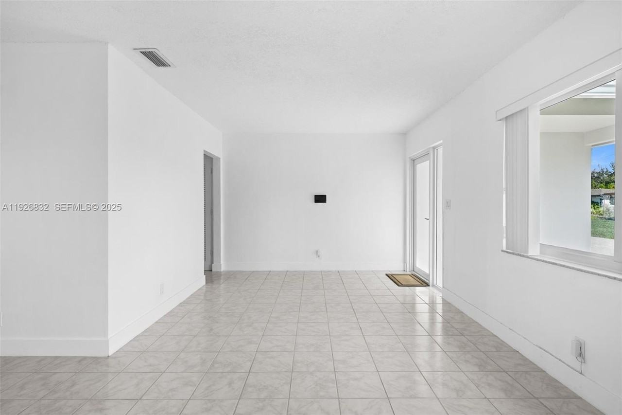 3925 Nw 19th Ave - Photo 4 of 30