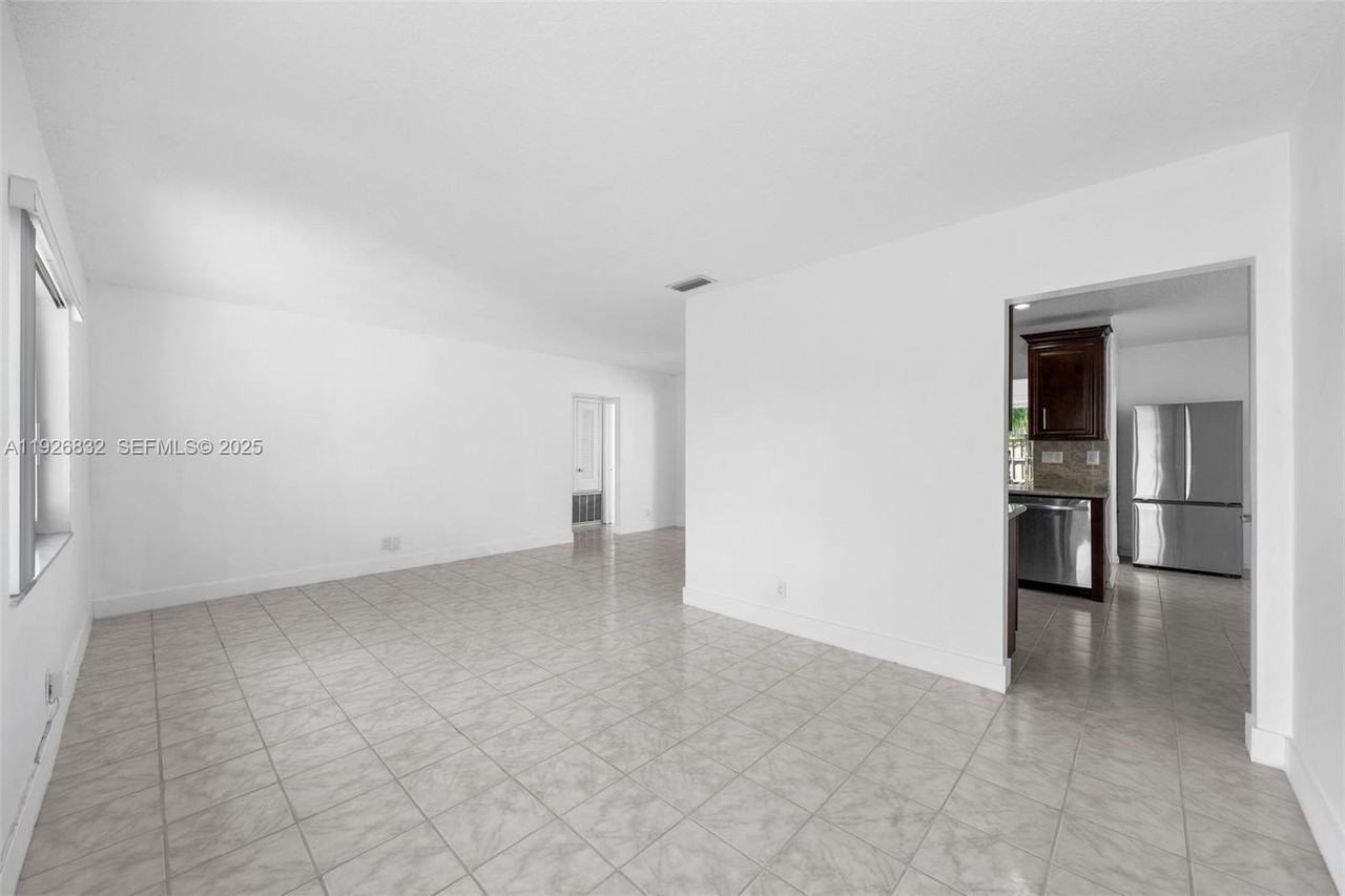 3925 Nw 19th Ave - Photo 6 of 30