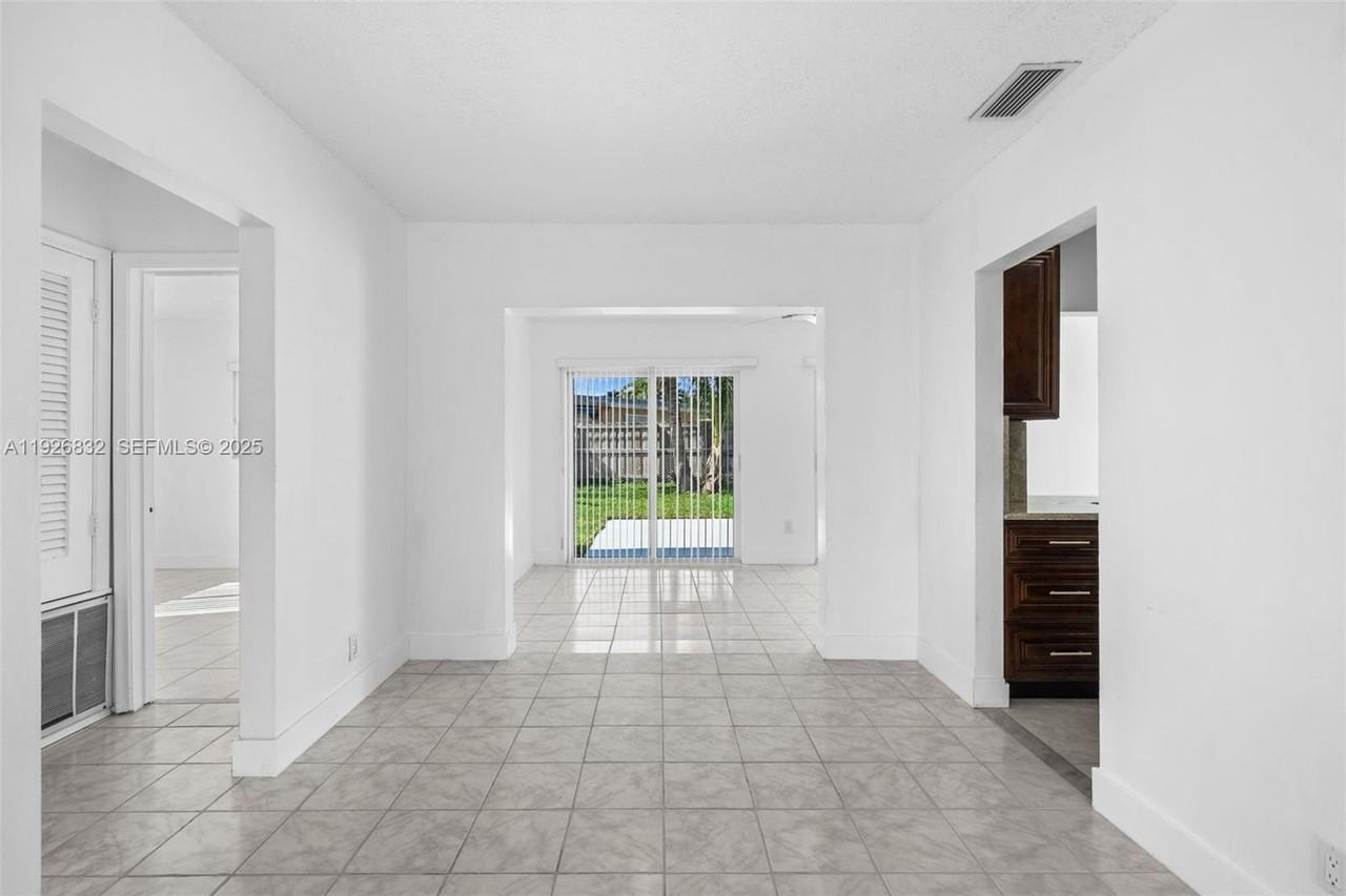 3925 Nw 19th Ave - Photo 7 of 30