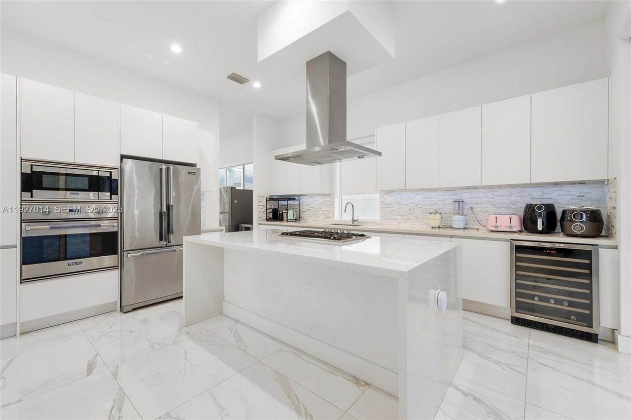 7455 Northwest 103rd Place - Photo 3 of 50