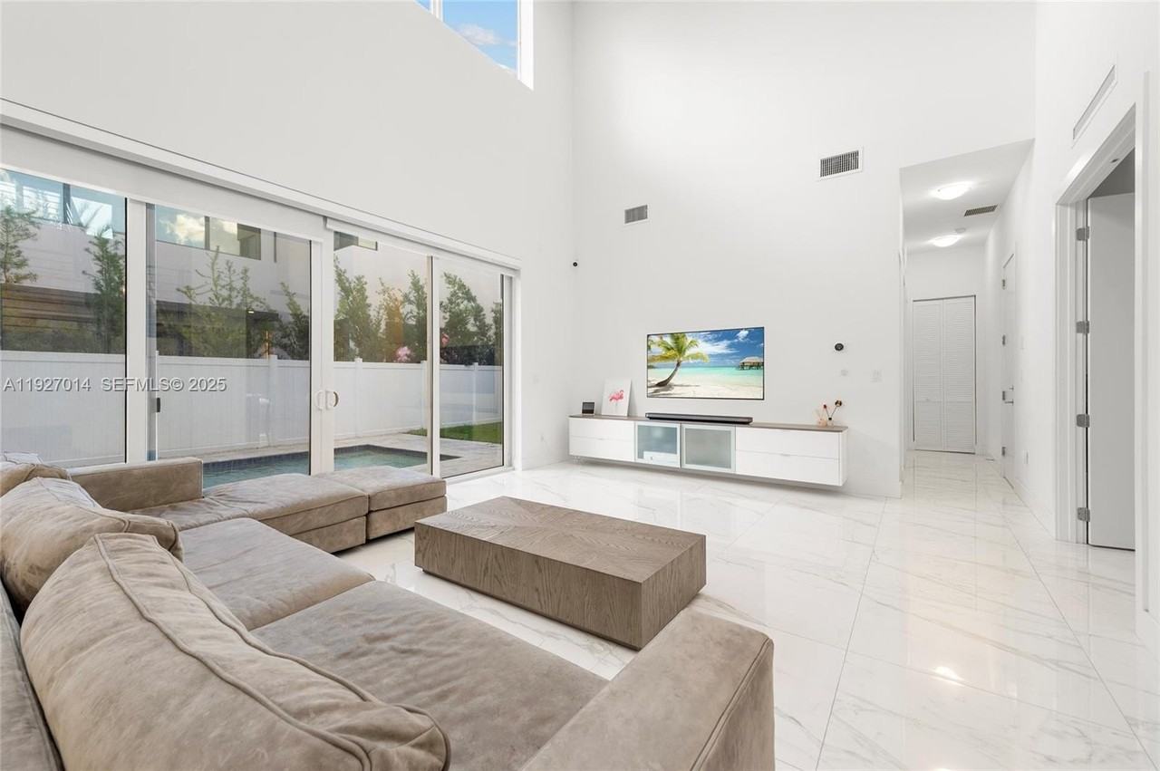 7455 Northwest 103rd Place - Photo 7 of 50