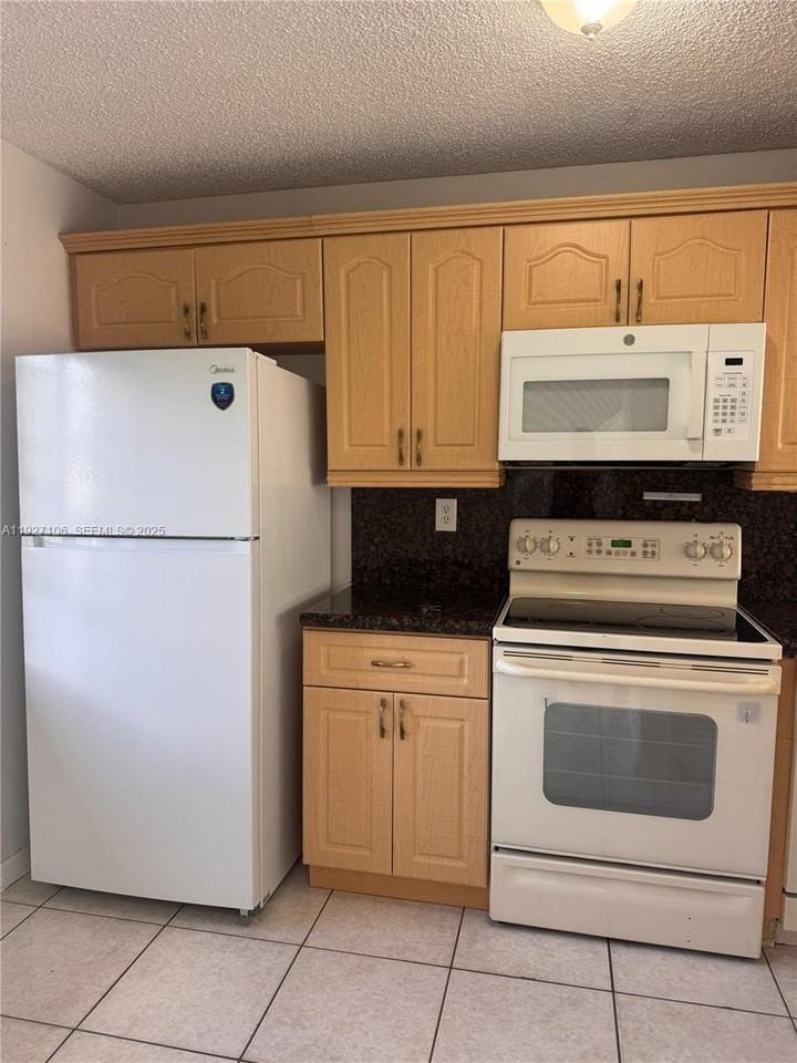 8454 Nw 8th St #3 - Photo 3 of 10