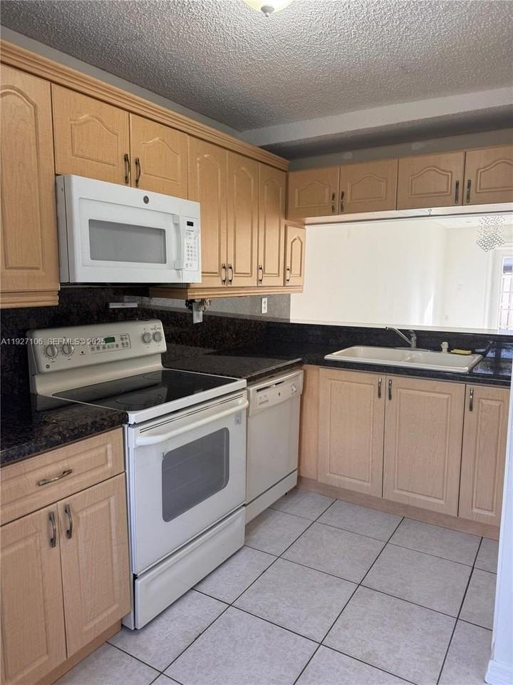 8454 Nw 8th St #3 - Photo 6 of 10