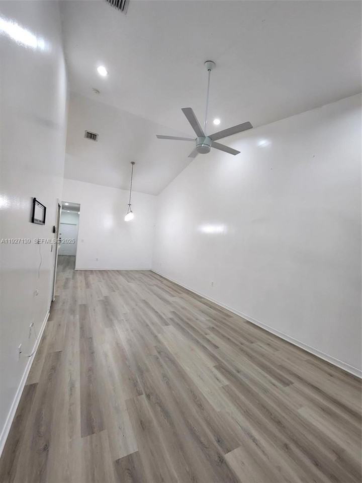 1213 Ne 32nd Ave #0 - Photo 3 of 29