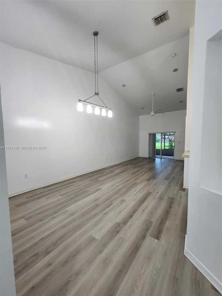 1213 Ne 32nd Ave #0 - Photo 4 of 29