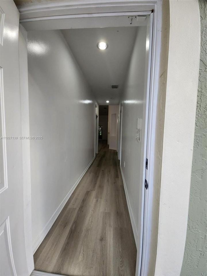 1213 Ne 32nd Ave #0 - Photo 5 of 29