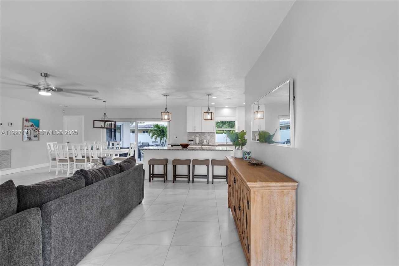 251 Se 8th St - Photo 2 of 34