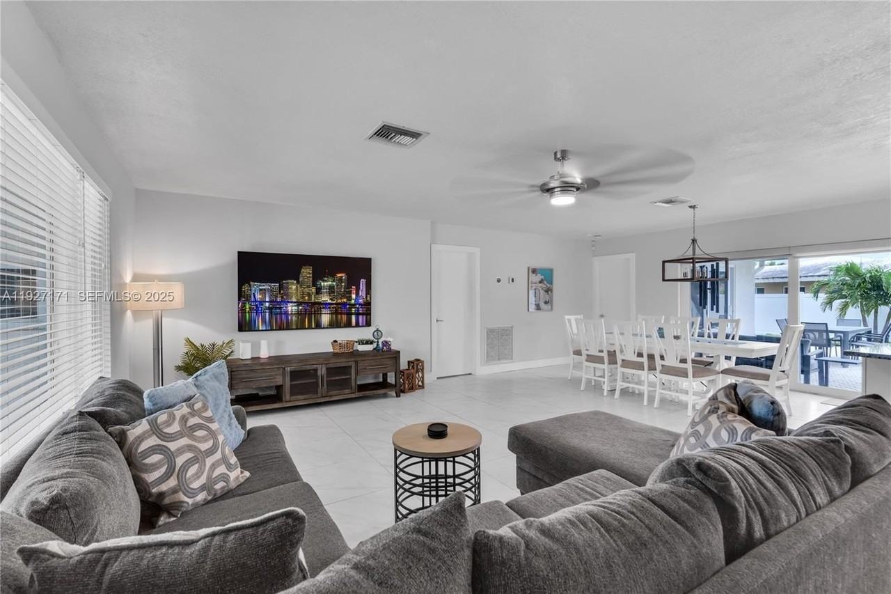 251 Se 8th St - Photo 3 of 34