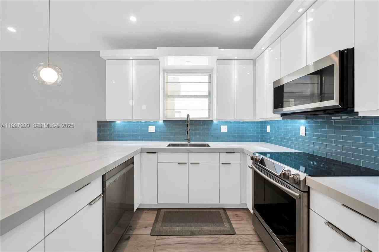 11448 Southwest 151st Path - Photo 6 of 35