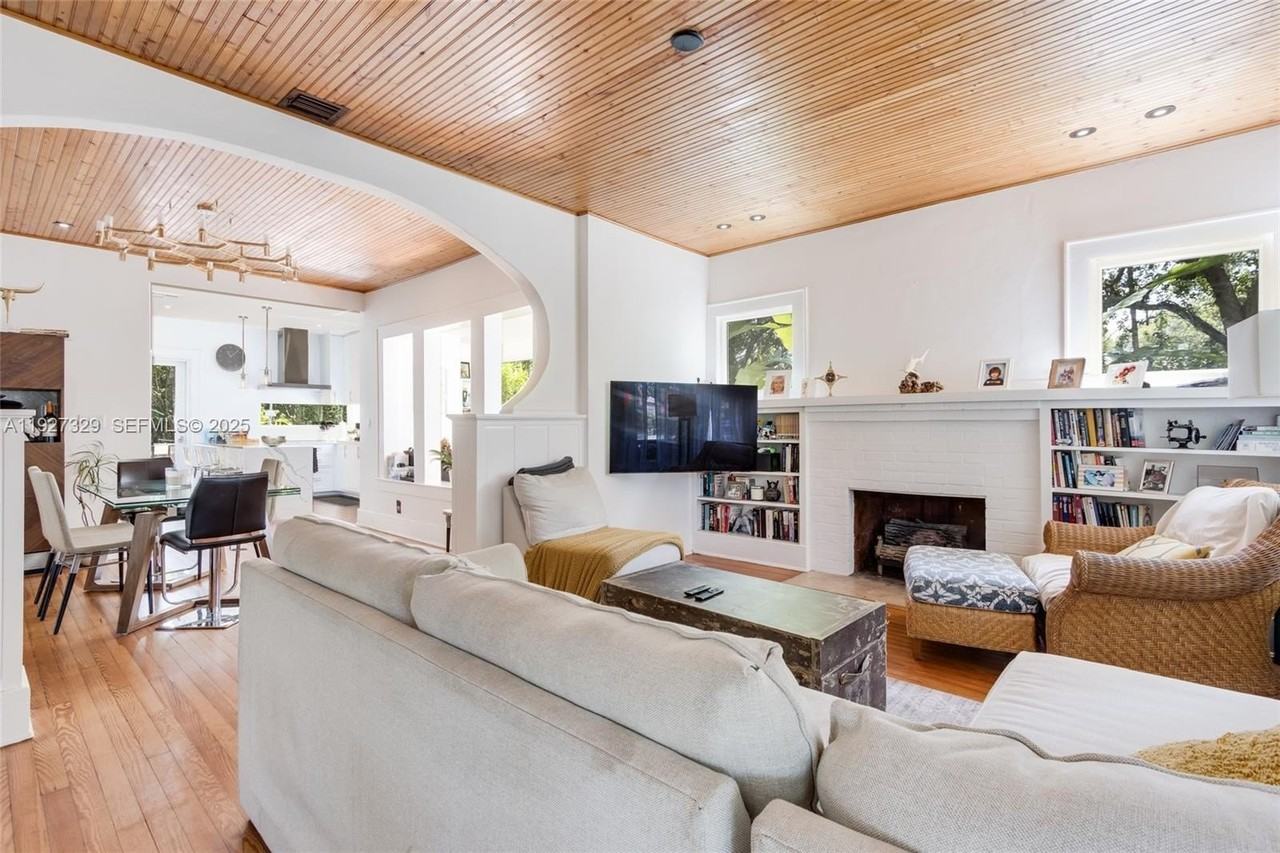 665 Ne 120th St - Photo 3 of 44