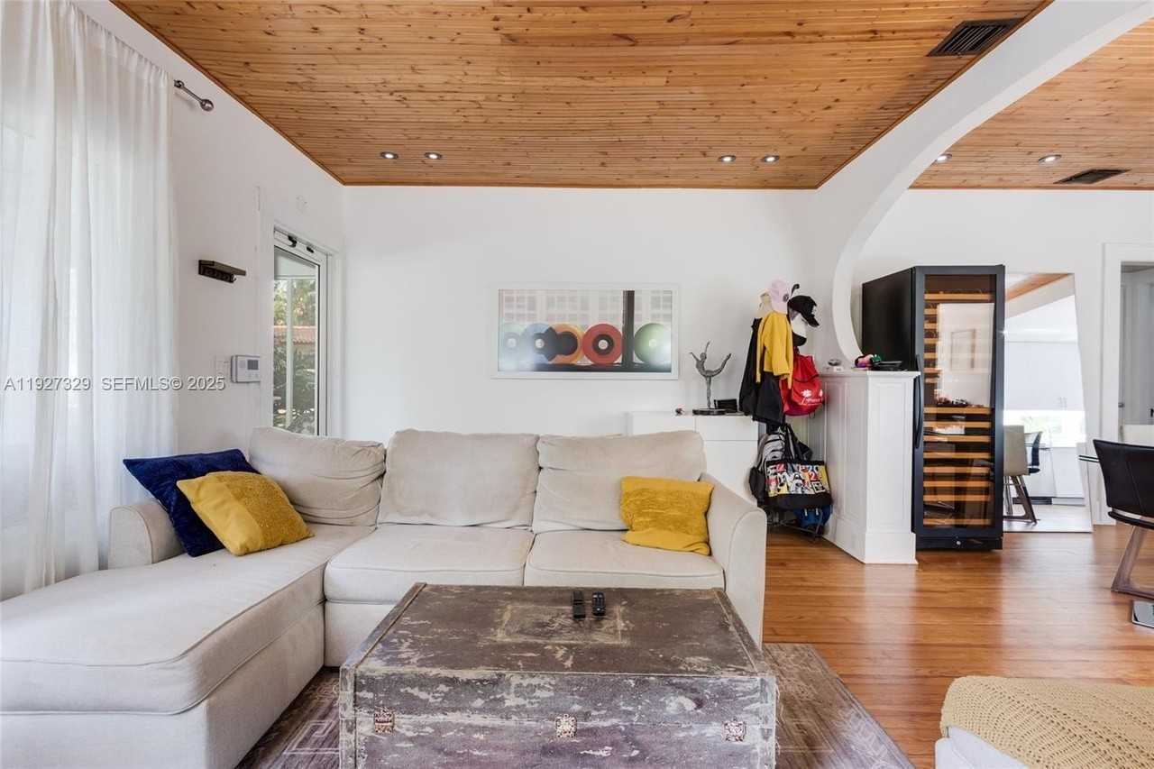 665 Ne 120th St - Photo 5 of 44