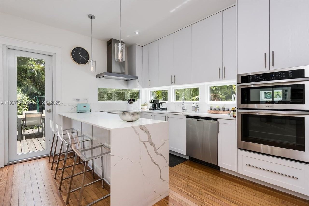 665 Ne 120th St - Photo 7 of 44