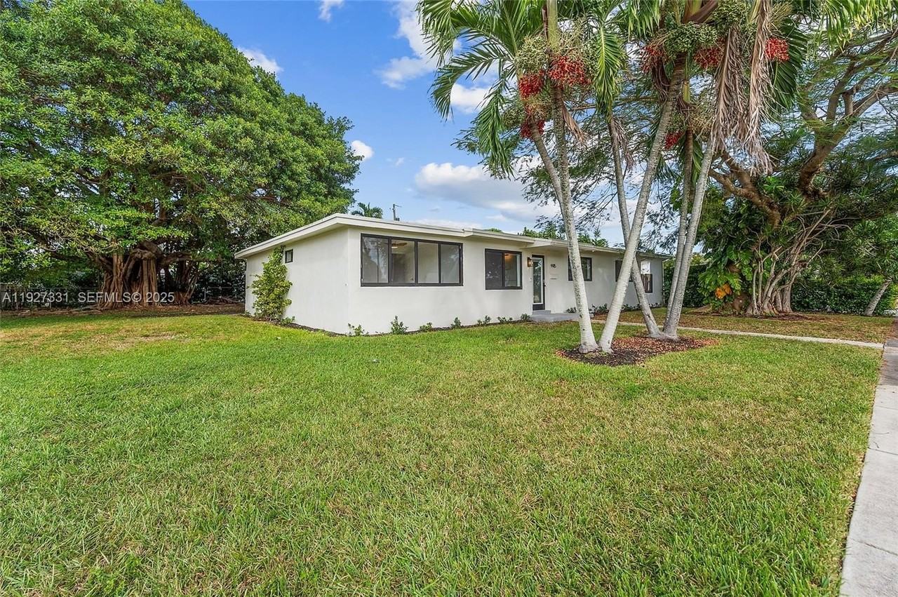 9915 Sw 212th St - Photo 3 of 30