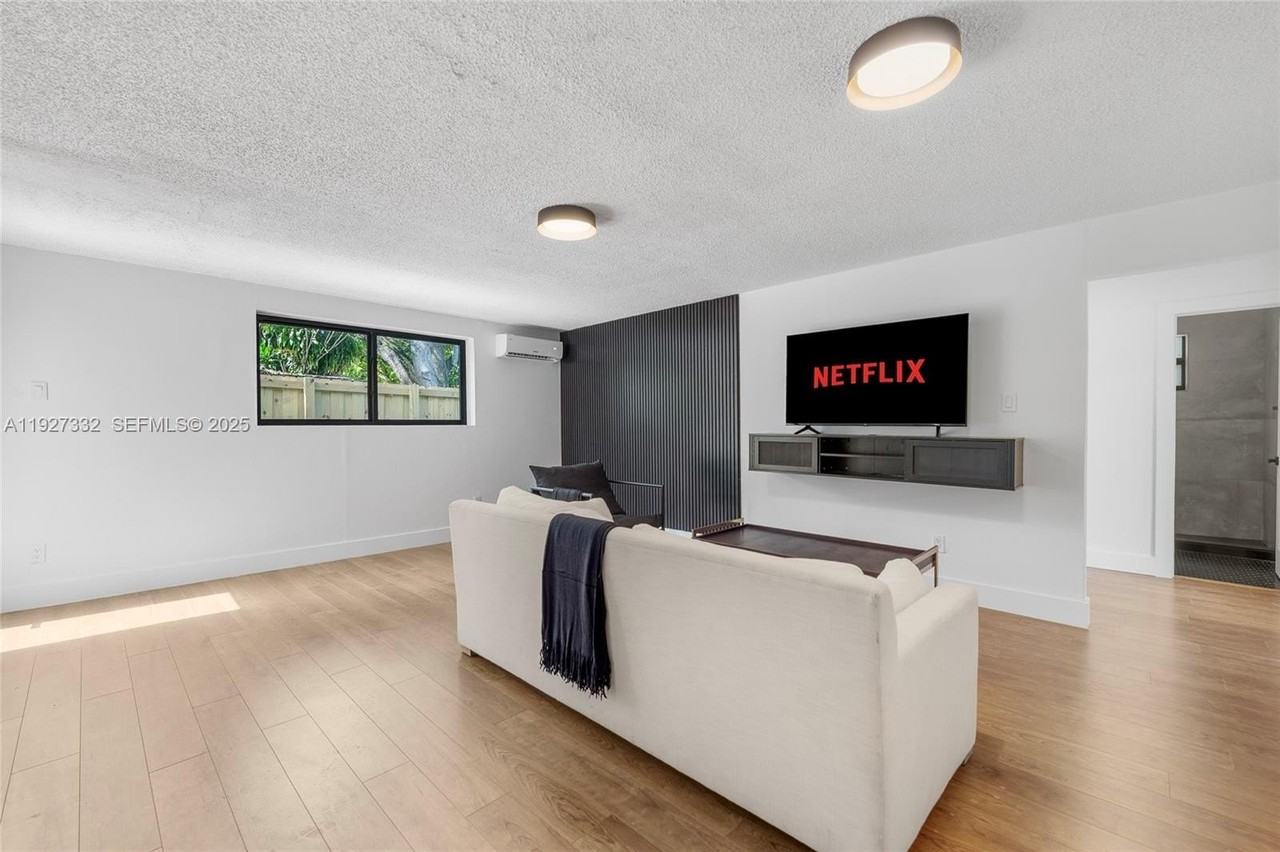 485 Nw 132nd St - Photo 5 of 15