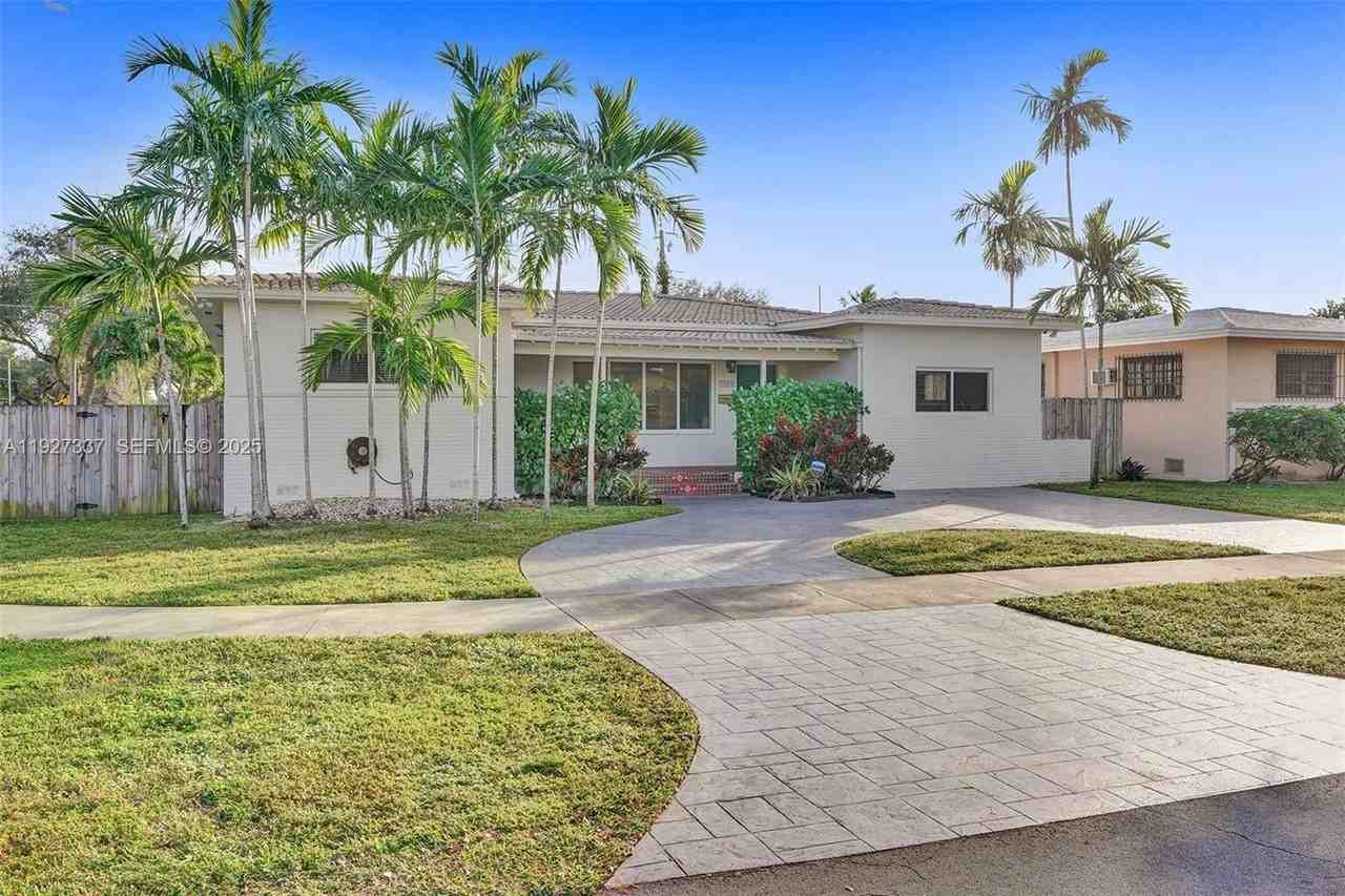 1102 Meadowlark Ave - Photo 2 of 50