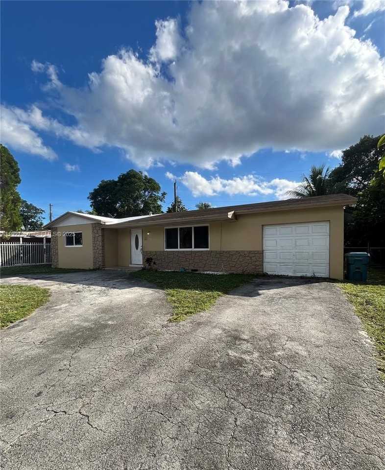 150 Northeast 173rd Street - Photo 4 of 10