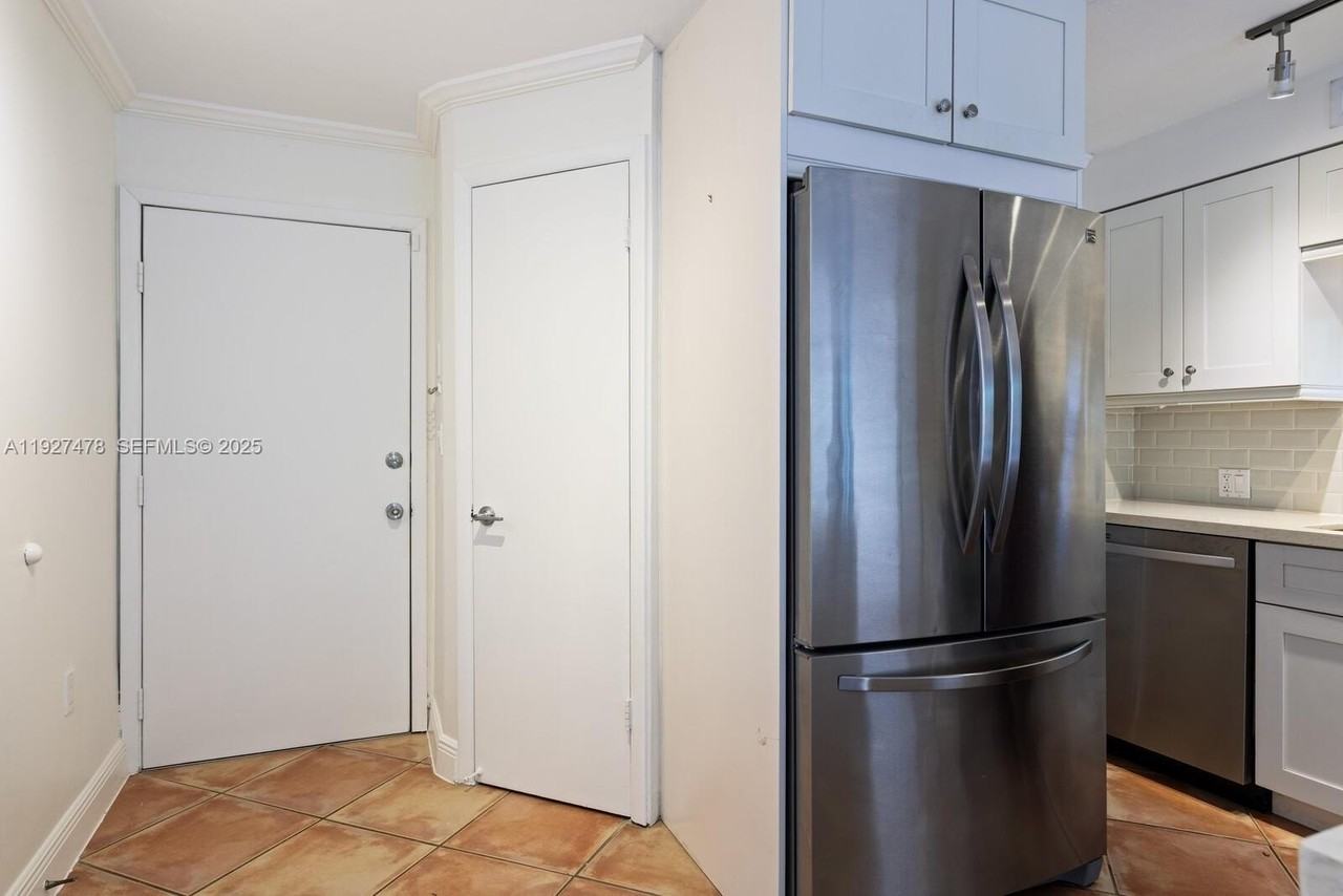 3028 Center Street #3028 - Photo 4 of 24