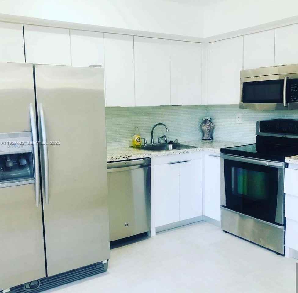 920 Southwest 7th Avenue #1-3 - Photo 6 of 16