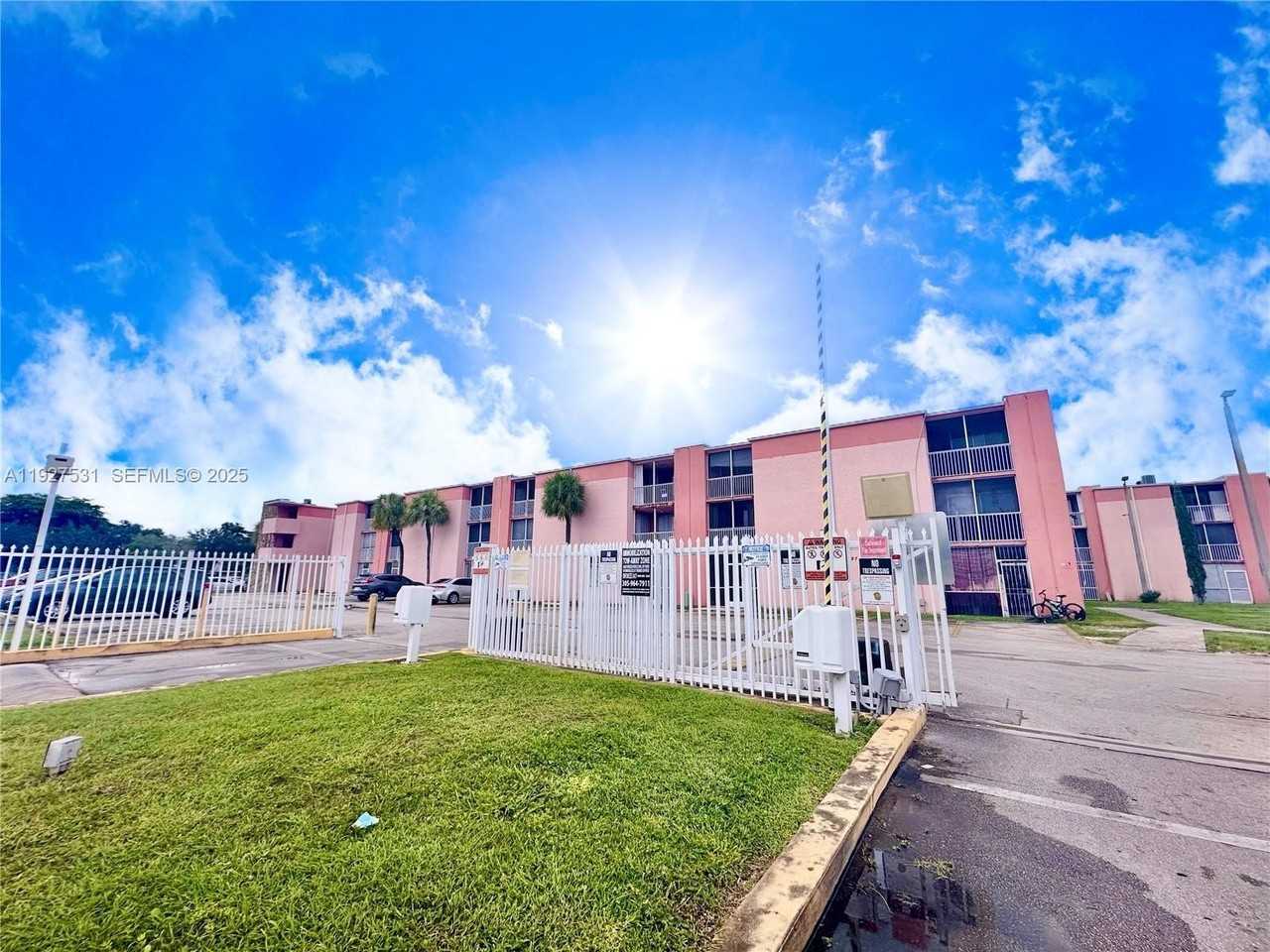 19751 Sw 114th Ave #349 - Photo 2 of 33