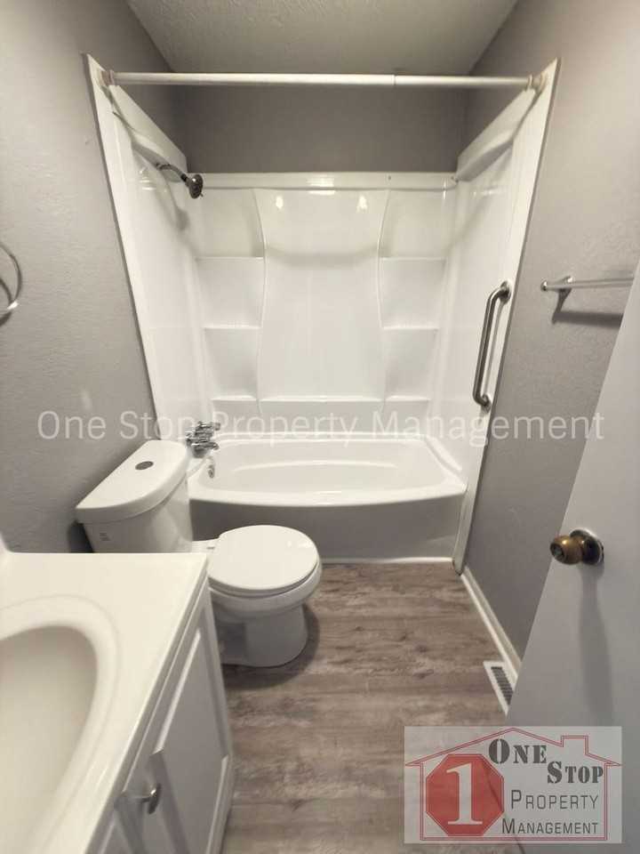 807 Ne Barnes Dr #A - Photo 7 of 14