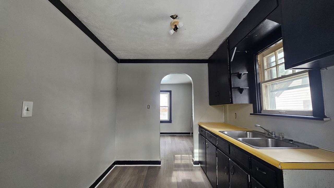 320 Superior Ave - Photo 3 of 11