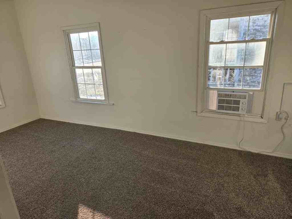 605 Ivanhoe Street - Photo 7 of 11