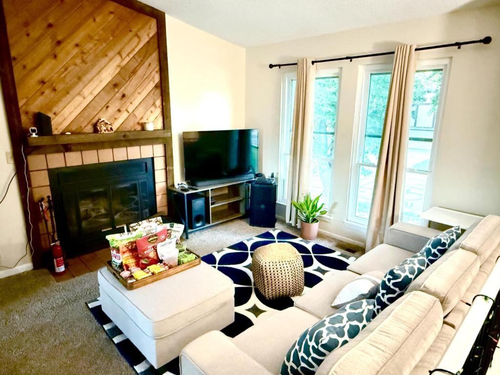 910 East 53rd Street South - Photo 5 of 10